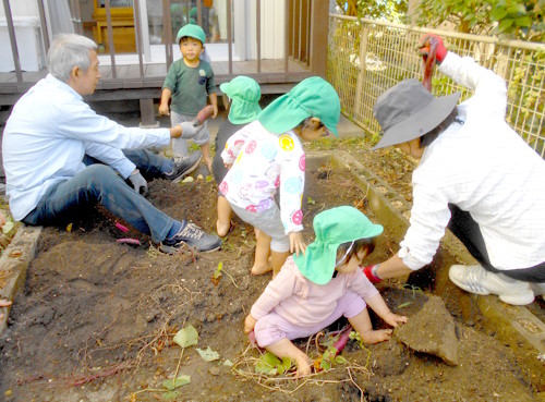 おりーぶ保育室　お庭遊び