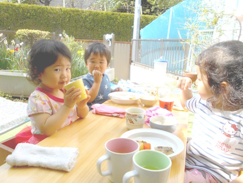 おりーぶ保育室　お庭遊び