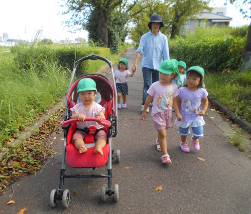 おりーぶ保育室　お散歩