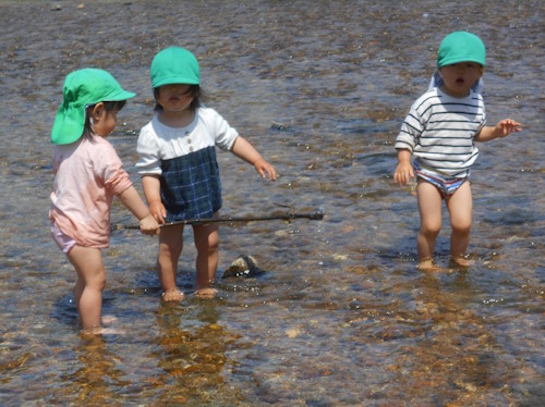 おりーぶ保育室　川遊び